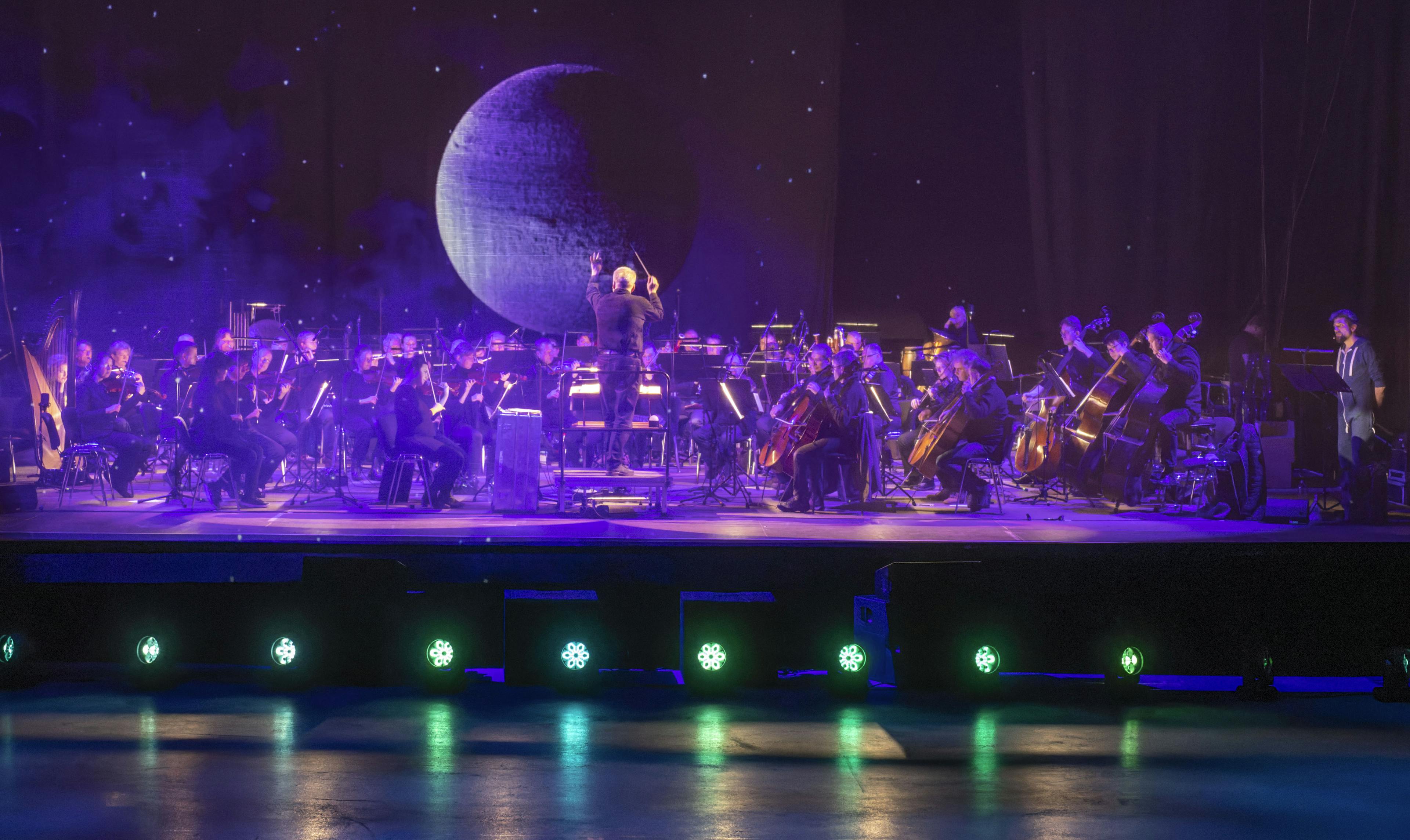 Elbland Philharmonie Sachsen Orchester Hologramm Show Mond